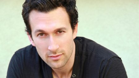 Aaron Lazar will play the Birdland Theater 